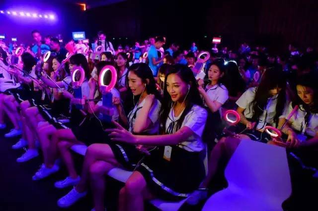 法律的双重裁决 公务员挪公款与少年打赏主播背后的社会良知